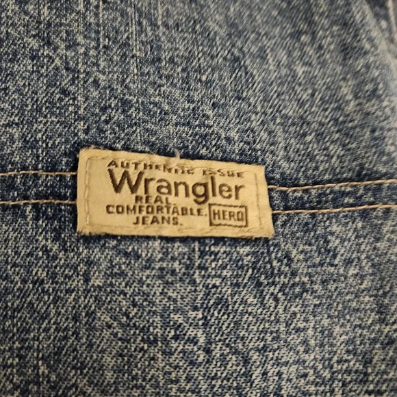 Wrangler Men's Relaxed Jeans in Blue - Picture 3 of 13